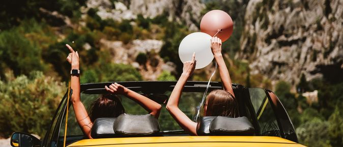 Personen im Cabrio