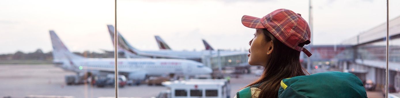 Frau am Flughafen