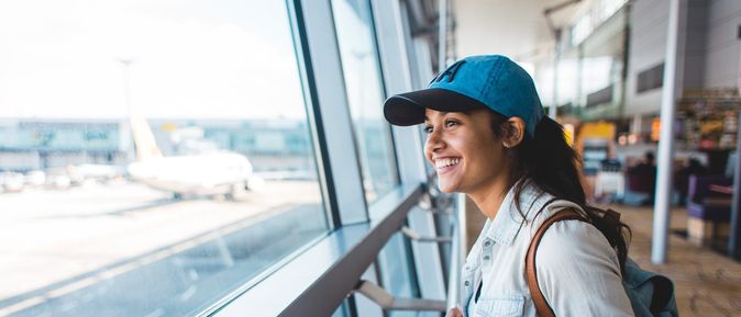 Frau am Flughafen