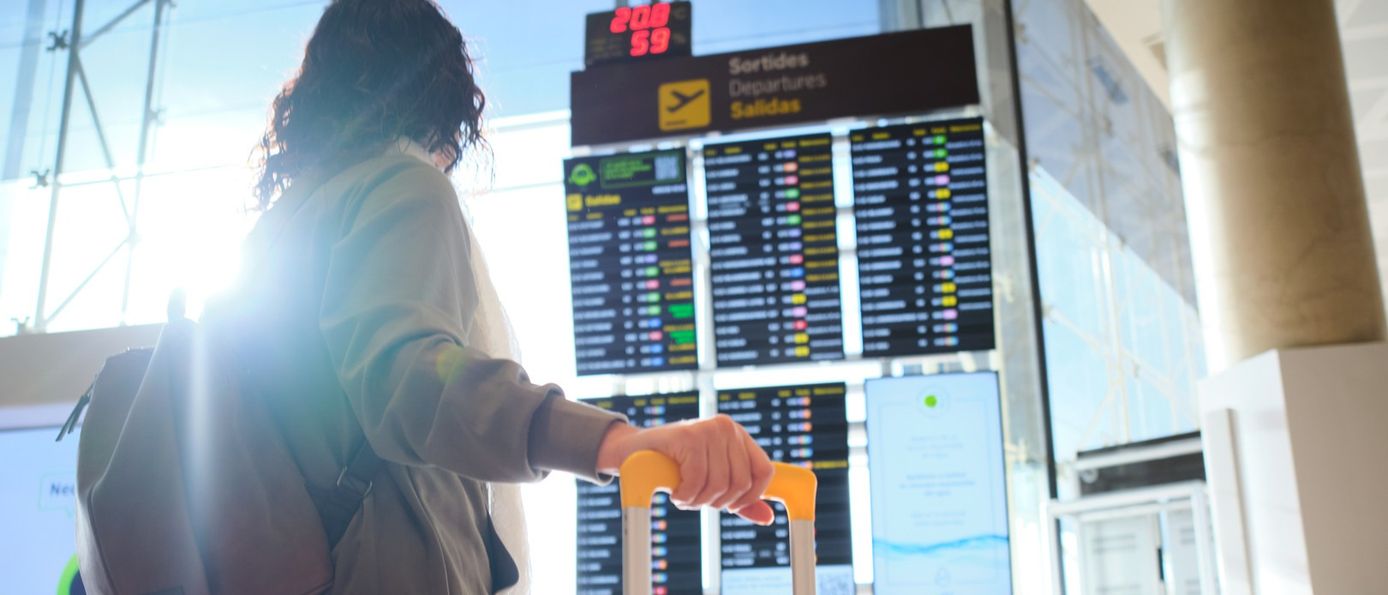 Frau am Flughafen