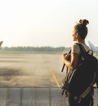 Frau am Flughafen