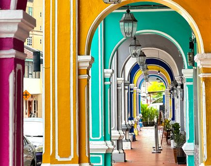 bunte torbogen in georgetown auf penang in malaysia