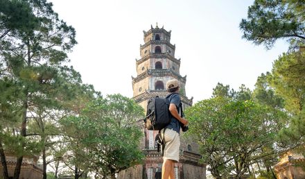 mann mit rucksack steht vor einem turm