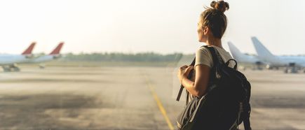 Frau am Flughafen