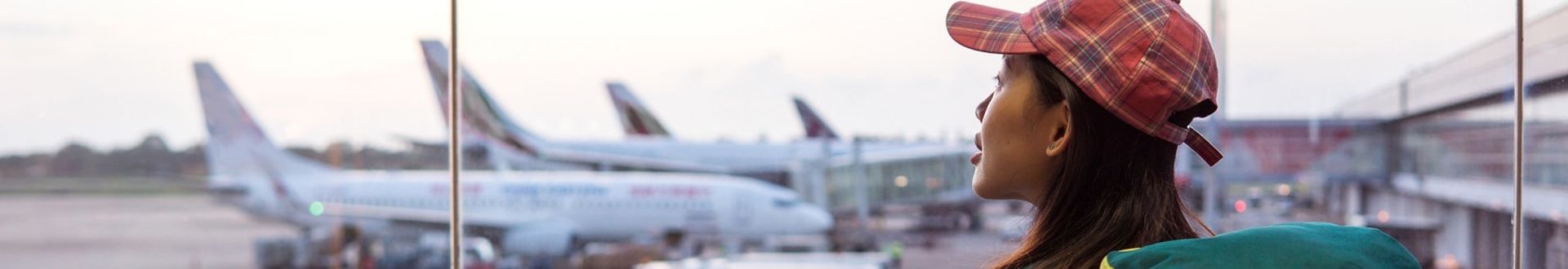 Frau am Flughafen