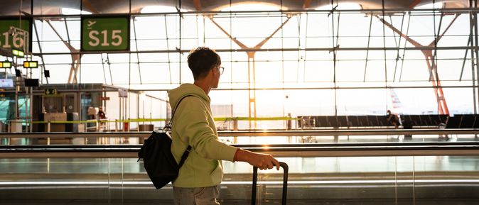 Frau am Flughafen