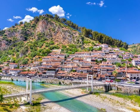 Berat Gorica Bruecke + Fluss Osum