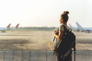 Frau am Flughafen