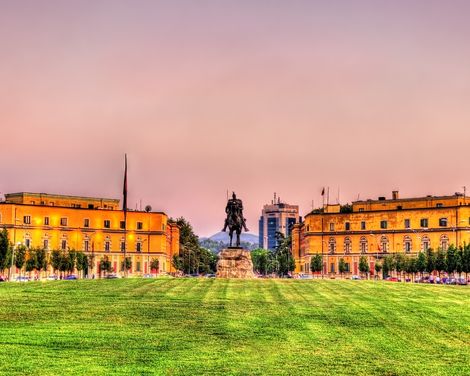 Tirana Skanderbeg Platz + Reiterstatue