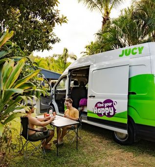 Außenansicht des Jucy Campers mit Personen
