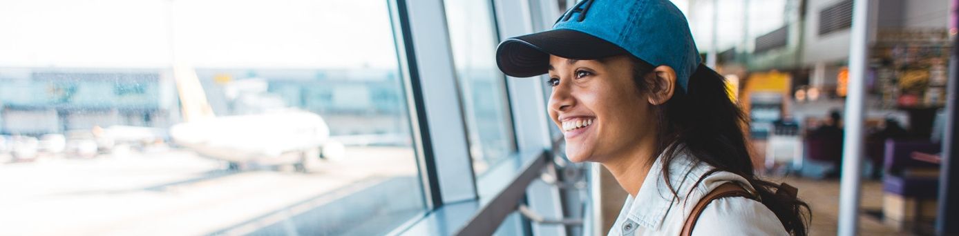 Frau am Flughafen