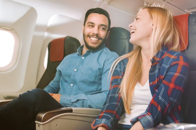 Freunde im Flugzeug
