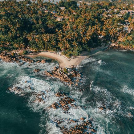 kustenabschnit bei mirissa in sri lanka